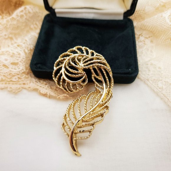 Vintage Gerry's Large Gold Feather Brooch, Dark academia feather pin, Scarf pin - Picture 5 of 9